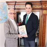 دیدار دکتر حسین ناصری مبتکر طرح مدیر ماجراجو در جهان با عیسی امیدوار (برادران امیدوار)